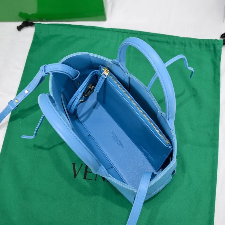 Batch 1460 🔥🔥🔥BV small tote bag🟡🟡🟡Arco tote finally has a mini version this season. I love this size so much💯I have always been fond of tote bags because it has no complicated design, is simple and neat, and is easy to match with daily clothes🍒🍒Key point key point! It comes with a detachable shoulder strap, suitable for commuting and casual wear for any occasion👏👏Model number: 9894#, size: 25x16x8cm